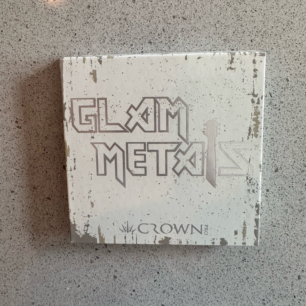 Crown- Glam Metals eyeshadow palette